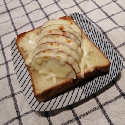 蜂蜜で作りました♪林檎の甘みとチーズの塩気の組み合わせがとってもおいしかったです☆休日の朝にぴったりな幸せな味のトーストでした！